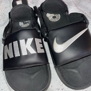 Boys Nike sandals size 7Y